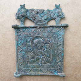 Старинная небольшая металлическая иконка Богоматери, размеры 8х6см